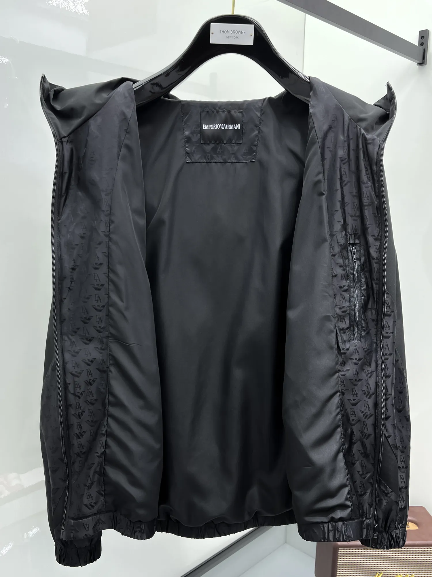 Armani official website Same Style, complete with three labels, on sale in advance. 2026 Autumn and Winter New Arrival men's jacket, Original with complete three labels, Premium version. Custom-made fabrics at the counter. Breathable, high comfort, impeccable details, brand element design concept, reflecting high quality. It feels delicate and soft, presents a casual cut, and has a great upper body shape. Sizes: M～3XL,